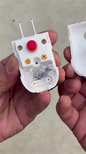 the process of connecting the lamp cable to the plug is simple and neat