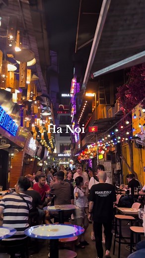 ハノイ一人旅🇻🇳前日に思い立って飛行機予約して行ってきた！ 4日間とは思えないくらい色々なところへ行って、ベトナム料理食べ尽くして、沢山の出逢いがあって、、最高に楽しかった💗 宿は安さ重視でドミトリーにしたんだけど、同じ部屋に日本の方もいてみんなで飲みに行ったり、ルームメイトの誕生日お祝いしたり、ホテルのスタッフにカラオケに連れて行ってもらったり、、本当にいい経験だった！💗ちなみに4泊で2700円です😹 今回ハノイを選んだのは世界遺産を見に行きたかったから！！4日間のうち2日は日帰りツアーで海のハロン湾と陸のニンビン・チャンアンを訪れました！🏝️⛰️ 絶景だらけで感動でした。今まで自然を見に行くことがあまりなかったけど、これからもっと世界の大自然見に行きたい😌 #🇻🇳#ベトナム#ハノイ#vietnam#hanoi#ハロン湾#ニンビン#チャンアン#halongbay#旅#旅行#海外旅行#ヨーロッパ#ヨーロッパ旅行#ヨーロッパ周遊#周遊#アジア旅行#東南アジア#一人旅#旅行好き#旅好き#旅好き女子#旅女#trip#travel#travelgram#travelphoto