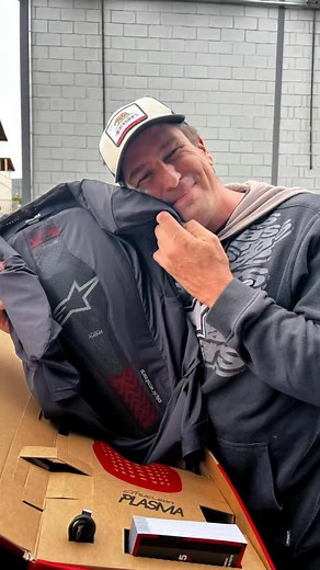 #sextou e olha o que chegou por aqui 👀 O Tech-Air 5 Plasma @alpinestars.br — tecnologia e muita segurança 👊 São 18x mais proteção que um protetor de coluna e ainda posso escolher o modo de uso: Off-Road, Urbano ou Race. 💪 Valeu demais @alpinestars.br 🏍️🔥 #LeandroMello #TechAir5Plasma #Alpinestars #SegurançaEmPrimeiroLugar #MotorsCompany | Piloto Leandro Mello
