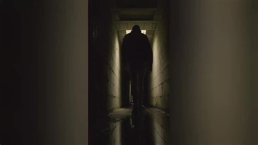 KUĆA KOJA NE DOZVOLJAVA SAN ​U jednom mirnom naselju u blizini Morave, osamdesetih godina prošlog veka, podignuta je kuća. Bila je to lepa, prostrana građevina, ali od samog početka, radnici su se žalili na čudne stvari. Alati su nestajali, a usred leta, u prizemlju bi se videlo disanje ljudi, kao da je temperatura ispod nule. ​Događaj: U kuću se uselila porodica Marković. Već prve noći, glava porodice, Dragan, osetio je nešto neopisivo. Tačno u 02:14 h ujutru, čuo bi zvuk koji je podsećao na po