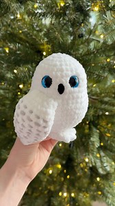 Callie • Knots & Snuggles on Instagram: "Crocheting a snowy owl ❄️🦉 This little owl was a last minute Christmas gift and I think he came out adorable! Pattern by @curiouspapaya Tags #crochet #amigurumi #crochetanimal #plushie #cute #kawaii #crochetpattern #crochetinspiration #owl #crochetowl #babyshower #christmas #christmasgift #nurserydecor #handmadetoys #crochetcommunity #babyroom #farmhouse #crochetersofinstagram #stuffedanimals"