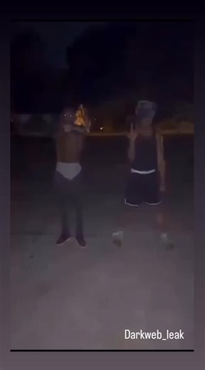 Darkweb_leak on Instagram: "@darkweb_leak 日本利用压电地砖将脚步能量转化电力。这些地砖能捕捉行走时的动能。当人们经过时，重量和动作会对地面施加压力，导致地砖轻微弯曲并产生机械应力。瓷砖内部的压电材料将这种应力转化成电能。每一步释放的电量虽然较小，但当数百万脚步累积在一起时，就能产生足够的能量，为LED灯、显示屏和传感器供电。 #日本 #知识＃冷知识 ＃科学 #技术#你知道吗#推荐＃创新 ＃能源 ＃未来#发电 #压电技术 #城市科技 #可再生能源 ＃绿色城市 ＃ 节能科技 ＃能源转换 ＃科学知识 ＃科技 资讯 在像涩谷站这样的超级繁忙地点，每天约有240万次脚步为系统提供动能。这些电能可以被实时使用，也可以储存储备，从而减少对传统电力来源的依赖，推动城市绿色基础设施的发展。这种方式把日常行走变成真实可利用的能源，为未来智慧城市带来了可持续解决方案"