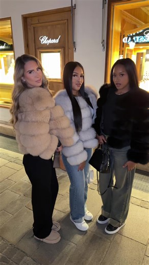 rendez-vous ce soir 18h pour l’ouverture du site MYFURSPARIS.com (n’oublie pas le S à furs) inscrit toi à la newsletter pour ne pas rater ta fourrure à 18h ! 🫶🏽 myfursparis.com