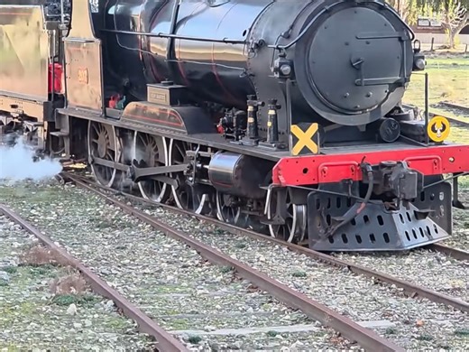 略显尴尬～在铁路活动日动态保存的蒸汽机车过道岔换向出轨的视频搬运～Derailment～轨道交通火车迷Steamlocomotive火车头railfan机辆模式