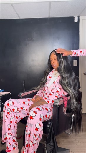 Jenia Williams 💗 on Instagram: "My Bew finally let me do some type of curls 😍😍 40” 5x5 HD closure wig with 6 bundles from My Vendors List 🔥 I dyed it a soft black with platinum highlights in the front 🥰 Purchase my $100 vendors list while it’s on sale ‼️ #atlhairstylist #gwinnetthairstylist #lawrencevillestylist #atlantahairstylist #wlw"