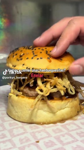🚗💨 Si vienes a disfrutar de la Oscar Crespo, haz una parada obligatoria en Porky’s. 🍔🔥 Te esperamos de lunes a domingo con hamburguesas, papas y mucho sabor. 📲 Háblanos al 75479131 para que no te quedes con el antojo. #oscarcrespo #sucrebolivia🇧🇴 #comidasucre