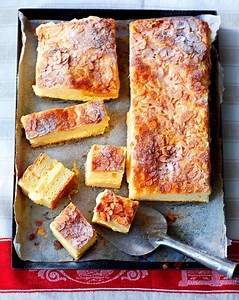 Bienenstich – Duitse cake met vanilleroom | delicious.magazine