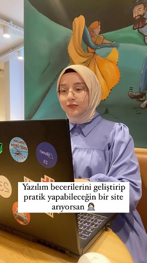 Rümeysa on Instagram: "Yazılım öğrenmeye başladıysanız veya bir gelişim sürecinin içindeyseniz teorik bilgiyi pratiğe dökmek de çok önemli ✨ Videoda önerdiğim sitelerde birçok dilde pratik yapabileceğimiz örnekler ve ortamlar çokça var 👩🏻‍💻 Hatta proje fikirleri de bulabilir, geliştirerek yeni şeyler öğrenebiliriz. Daha fazlası için beni takip etmeyi unutma 💛 • #software #softwaredevelopment #practice #codepractice #buildproject #project #learningsoftware #yazılımmühendisliği #bilgisayarmühe