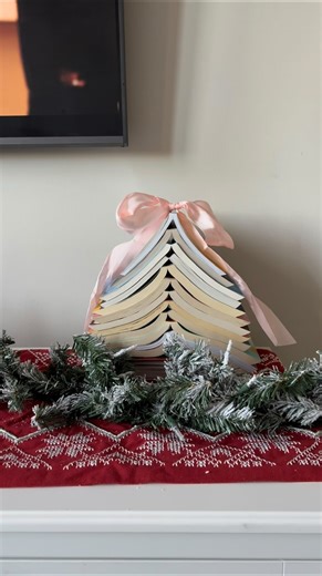 jessie on Instagram: "how cute & easy is this christmas DIY?!🎄🤍 . . . . #christmas #christmas2025 #pinterestinspired #christmasvibe #pinterestaesthetic #pinterest #christmascountdown #cozy #cozychristmas #bookmas #bookish #bookstagrammer #diy #christmasinspo #christmasdiy #diychristmas #holidays"