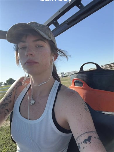 Lo (@lotemperature)’s video of barn scene