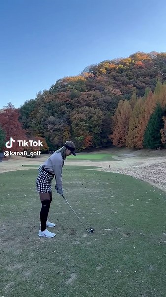 ゴルフ女子のスイングコーデとスコア