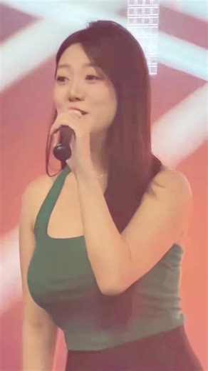 Chinese Guy Singing 'White Moonlight' Unplugged - Captivating Performance