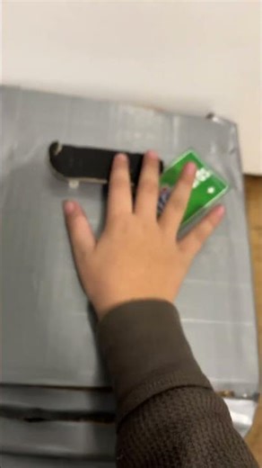 How to do a kick flip on a fingerboard ￼