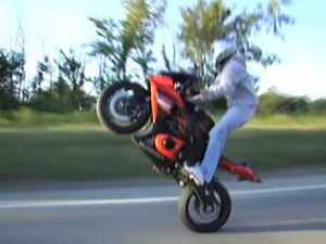 Suzuki GSXR Gixxer 1000 - stand up wheelie on highway