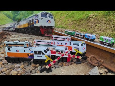 Menemukan Kereta Api Indonesia, KRL Commuterline, Lokomotif cc300, Palang Pintu Perlintasan KAI #01