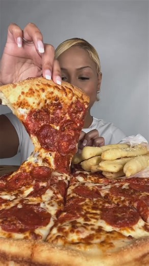 Foodie Asmr on Instagram: "Little Caesar’s Enjoy the video! Follow @foodiexcommunity Original: @cookitgirleats ✨ #littlecaesars #mukbang #pizza #fypシ"