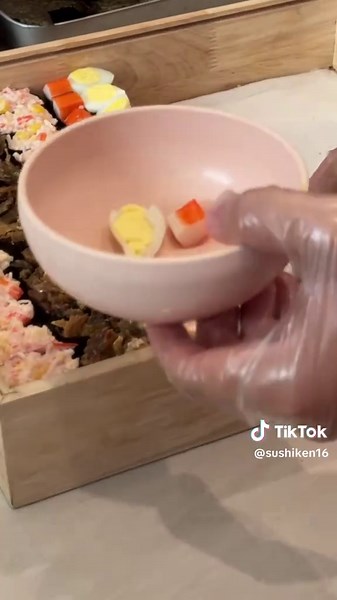 Nhân lực đang hết sức mình để 1000v sushi 11/8 #anvat #anvatthuduc #sushiduongpho🍣 #ilovesushi #levanviet #sushi #kensushi #sushivien