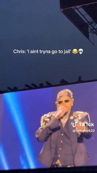 Man’s funny asf 😂 Love how he really explained to us why he has to skip couple of songs… thank god he did cause I was wondering why he went from Loyal straight to No Air 😩 I was waiting for Poppin’ 😭😭 #BreezyBowlXX #BreezyBlues #chrisbrown #rnb #chrisbrownfan #concert
