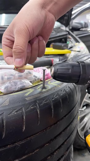 Así se repara un pinchazo en 2 pasos SIN complicaciones! ✅ Introduce el clavo reparador, aprieta y listo — no más fugas, no más polvo/suciedad saliendo del agujero. El salvavidas perfecto para tu auto, camioneta o moto, lo llevas en la guantera y te salva de cualquier apuro en la ruta. Precios increíbles para todo tipo de necesidades, click en el link de la bio #car#carlovers#tires#carrepair#fyp