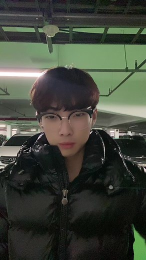 요즘 누가 급식마냥 맥케이지 파라잠퍼스 무스너클입냐 ㅋㅋㅋㅋ 100만원대 패딩말고 200때 패딩입어야지않겟누? ㅋㅋㅋㅋㅋ 열등감에 찌든자들~~ #추천 #추천떠라 #03