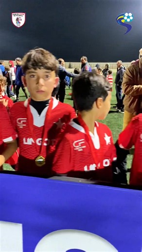 🏆 Sousse Seasons Cup – Natifs 2015 foot à 9 𝗜𝗰𝗶, 𝗼𝗻 𝘃𝗶𝗲𝗻𝘁 𝗮𝗽𝗽𝗿𝗲𝗻𝗱𝗿𝗲, 𝗽𝗿𝗼𝗴𝗿𝗲𝘀𝘀𝗲𝗿… 𝗲𝘁 𝘀𝘂𝗿𝘁𝗼𝘂𝘁 𝘀𝗲 𝗺𝗲𝘀𝘂𝗿𝗲𝗿 𝗮𝘂𝘅 𝗺𝗲𝗶𝗹𝗹𝗲𝘂𝗿𝘀 ! On remercie toutes les équipes qui ont accepté de relever le challenge. Parce que le foot, c’est ça : 𝗖𝗵𝗲𝗿𝗰𝗵𝗲𝗿 𝗹𝗲𝘀 𝘃𝗿𝗮𝗶𝗲𝘀 𝗰𝗼𝗻𝗳𝗿𝗼𝗻𝘁𝗮𝘁𝗶𝗼𝗻𝘀 😉 Les joueurs progressent dans la 𝗱𝗶𝗳𝗳𝗶𝗰𝘂𝗹𝘁𝗲́, pas dans les matchs faciles 💪🔥 🎯 Objectif du tournoi Développer l’esprit compétitif Créer un