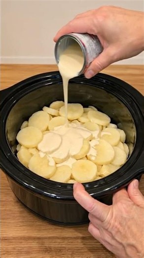 Slow Cooker Creamy Scalloped Potatoes Full Recipe in Description #slowcookerrecipe #crockpotcooking