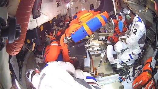 去月球的宇航员在飞船内训练场景|||这是阿耳忒弥斯二号任务的4名宇航员，在猎户座飞船里面训练的场景。