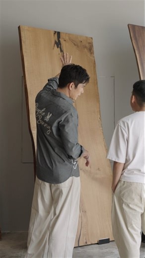 ELVIN NG 黄俊雄 on Instagram: "Every piece of wood tells a story. It's like an artpiece with a life of its own. 🪵 Through my obsession with and learning about wood, I'm happy I finally settled on the 200 to 250-year-old French White Oak for my family's communal space and to join us at our dinner-table stories. New year, new table. Lighter change, filled with hope and promise. It feels good, and light. 🤍 @woodslabhome"