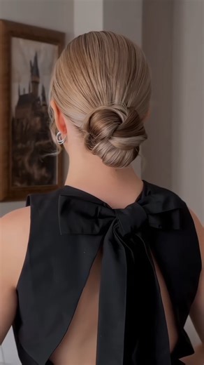 ✂️ Cris Calçolari | Cabeleireira | Cursos e Formações on Instagram: "Terça-feira é dia de: TUTORIAL!!! 👉Já salva esse conteúdo pra ele te salvar depois! ✅️ Toda terça trago tutoriais aqui no perfil pra vocês, e posto o vídeo "mais devagar" nos detalhes pra que vocês consigam fazer em casa. Então já me segue pra não perder nada✨️ . . . . Inspiração e repost @vi.kosto #criscalcolari #inspiração #penteados #coquetrança #coquebaixo"