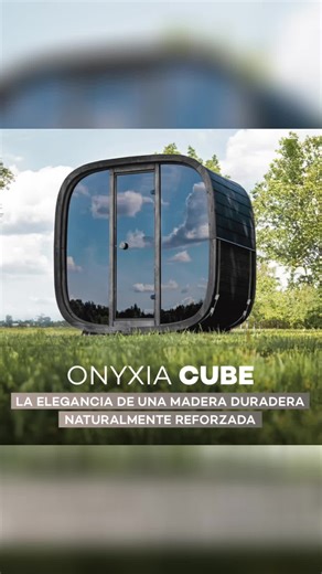 Con su gama Onyxia, Holl’s presenta una nueva línea de saunas exteriores fabricadas en Europa con madera sostenible y naturalmente reforzada. El Onyxia Cube encarna la esencia del bienestar compartido: un espacio elegante y espacioso diseñado para acomodar hasta 4 personas. Combinando diseño moderno y premium, materiales responsables y calor intenso, ofrece una experiencia inmersiva para relajar y revitalizar cuerpo y mente. Déjese seducir por su magnífico tono de abeto, resultado de una gestión