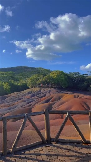 Entra in un mondo di pura magia e lasciati incantare dalla bellezza ipnotica della Terra dei Sette Colori ⛰ Questa meraviglia naturale, situata a Chamarel, ti lascerà senza fiato mentre ammiri le vivaci sfumature di rosso, marrone, viola, verde, blu, porpora e giallo fondersi in un capolavoro mozzafiato 🌈 Vieni a vivere di persona l’incanto di questo fenomeno naturale unico al mondo ✨ 🎥: @mazarine_mamodesen su IG #mauritius #mauritiusnow #feelourislandenergy #SevenColouredEarth #TerradeiSetteC