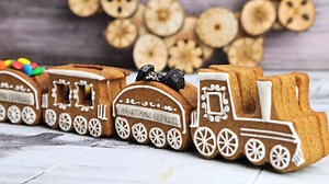 Christmas Express will be here before you know it. Let's make a cute cookie version out of gingerbread and royal icing. Fill the train cars with candies, display it in your home and watch the candies slowly dissapear. ;-) | Haniela's