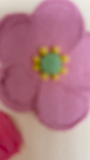 💖Tus momentos especiales merecen tortas especiales💖 Aquí tenemos esta torta de flores hermosas&coloridas💐 ✨Personalizamos tu torta para que no solo sea un momento dulce, sino una experiencia inolvidable✨ #cocosbakery #tortapersonalizada #pastelería #buttercreamflowers #pasteleriacuenca | Coco's Bakery