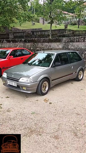 Citroën AX GTi: El pequeño matagigantes deportivoEl Citroën AX GTi es un pequeño coche deportivo con un gran corazón. Con su motor 1.4 de 100 CV y su ligereza, es capaz de ofrecer unas sensaciones de conducción increíbles. Un clásico de los 90 que aún hoy es un coche muy divertido de conducir y que está muy cotizado entre los amantes de los hot-hatch. En este vídeo repasamos todas sus características, su historia y su por qué es un coche tan mítico. #Citroën #AX #GTi #AXGTi #CochesClásicos #Coch
