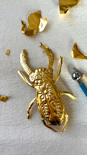 Mila Luce ~ Créatrice DIY et Ateliers on Instagram: "Le métal repoussé est un processus d’estampe qui permet de produire des dessins en relief ou en creux sur des surfaces en métal, étain, cuivre ou aluminium. 👉🏻Quelles sont les possibilités créatives de ce matériau ? Cette activité hautement addictive et simplissime permet de réaliser de jolis objets décos comme des cœurs ex-voto, des oiseaux stylisés ou des papillons poétiques. 🦋 On peut également sculpter des feuilles et fleurs pour façonn