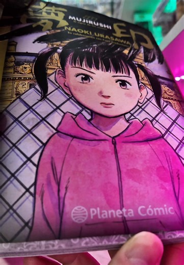 Mujirushi, The Sign of Dreams – Planeta Cómic 🖋️ Una obra muy particular dentro de la bibliografía de Naoki Urasawa, porque no nace en solitario: se crea junto a Fujio Productions (Fujiko Pro), el estudio que resguarda el legado de Fujio F. Fujiko (creador de Doraemon), quienes participaron en el desarrollo, supervisión y respaldo artístico del proyecto. La colab fue parte de un encargo especial vinculado al Museo del Louvre en París, un espacio donde Urasawa ya había dejado su marca antes. Aqu
