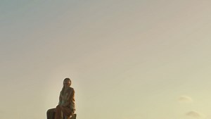 幾田りら - ikura(from YOASOBI) on Instagram: "「スパークル」Music Video公開しました。 いかがでしたか？ 恋路の最終地点に立って振り返った時、愛しさも苦しさえも全てが宝物のように煌めいて、旅立つ背中をそっと押してくれる。 片想いの一瞬の煌めきを”旅”をしながら拾い集め、強くなっていく一人の人間の旅を、山口監督が描いてくださいました。 終点ではなく出発点であって、 新たな旅を自分の足で選んで踏み出していく。そんなMVになっています。 皆さんの大切な思い出も重ね合わせながら見てもらえたら嬉しいです。 概要欄には山口祐果監督のコメントも載っています。 是非そちらも併せて読んで、さらにMVを楽しんでもらえたらと思います。"