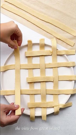 HOW TO WEAVE A LATTICE PIE CRUST