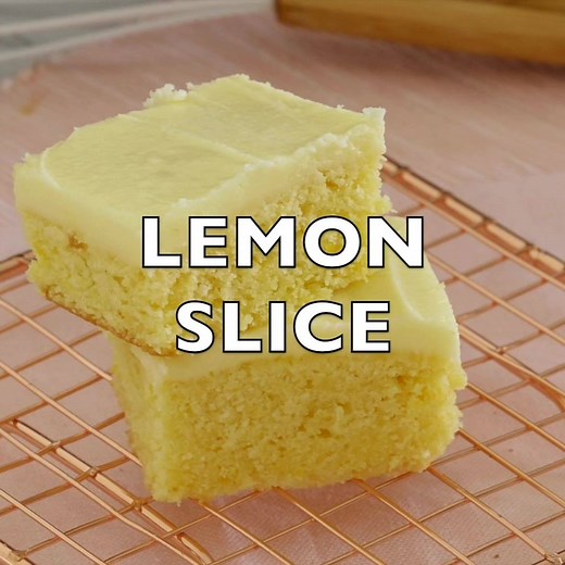 Nothing beats this super simple FROSTED LEMON SLICE!!! >>> Get the recipe: https://bakeplaysmile.com/easy-lemon-slice/ | Bake Play Smile