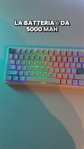 UNO SCHERMO ENORME...SU UNA TASTIERA??? #shorts #keyboard #tech #setupgaming