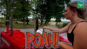 Deze week in POAH!: Dit is de Hanomag R27 van Evelien Bakkenes uit Lunteren. De trekker is gebouwd in 1956 en heeft 27 pk. De trekker loopt ongeveer 40km/uur. 'Hanomag is het merk bij ons in de familie. Hij is lekker snel en brengt me altijd van a naar b.’  Nieuwe Oogst