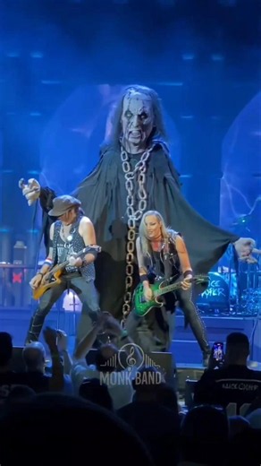 This Monster Becomes Alice Cooper's Stage Star #alicecooper #hardrock #80s #monkband