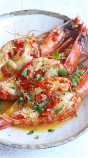 Victoria Theng | Recipes on Instagram: "Italian-Style Butterflied Prawns with Chilli-Garlic Butter 🦐🍋 Summer dinners for me are about doing less. A few good prawns, split so they cook quickly and stay juicy, garlic warmed gently in olive oil, chilli for a bit of heat, and butter added right at the end so everything stays glossy. It’s simple, fast, and the kind of thing you make when the light’s still out and you don’t want to overthink dinner. Ingredients Serves 1 3 king prawns, shell and head