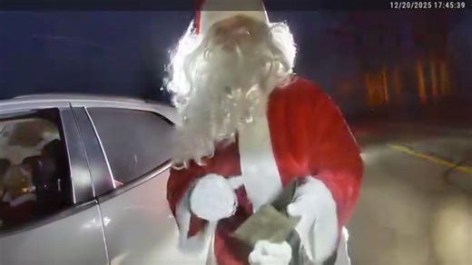 Papá Noel con permiso de armas es detenido y le dice Ohio «tienes que protegerte» durante una festiva parada de tráfico.