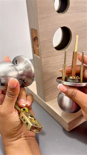 Así de fácil, podrás instalar una cerradura 😱 🚨 It's that easy, you can install a lock 😱 🚨 #hacks #herramientas #happy #ideas #tricks | Cerrajero Key Master