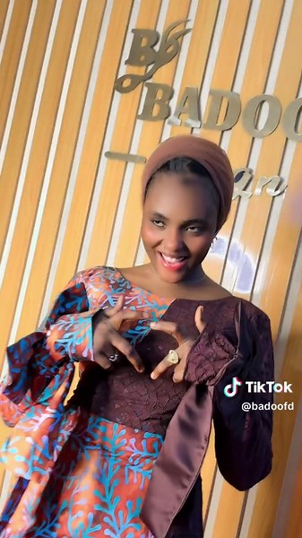 Simple gown Badoo design 0.8.0.2.5.7.3.3.3.0.0