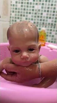 DEI UM BANHO DE VERDADE NA BEBÊ REBORN BELLA