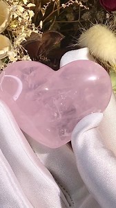 ［歷史標案］ 239.70 克拉，大克拉數，天然愛心切割粉晶，附保卡。 長佩戴粉晶可得好人緣，會有粉紅泡泡好戀情。 ［競標規則] 一、本標案0元起標 二、本標案被起標後，參與的競標者最低需增額 300 元，同一人第二次增額 200 元，同一人第三次增額 100 元 三、競標過程中，人人可重複出價 四、結標時，由最高者得 五、若結標時，沒有最高得標者，即流標 [付款方式] 1.包裝運費：80元 2.可實體取貨 3.進項發票費用須額外支付 5% 稅金。 4.可線上或至店實體刷卡，銀行酌收 5% 手續費。 5.得標人須於 24 小時內回覆，並於 3 日內匯款 #珠寶 #寶石 #帝國 #帝國珠寶 #帝國集團 #拍賣 #競標 #線上拍賣 #直播 #天然愛心粉晶 | 帝國珠寶 Empire Jewelry