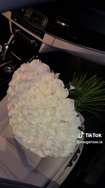 Like a starlit gem, the white rose epitomizes the purity of emotions✨ ⠀ In the photo: white rose, 70 cm, 100 pieces. ⠀ #rougerose #rougerosela #iroseyou #losangeles #los #la #hollywood #glendale #burbank #northhollywood #noho #nohowest #shermanoaks #sunland #studiocity #vannuys #valley #pasadena #love #amore #deal #price #rose #rosa #flowers #floral #boutique #california #farm #americanaatbrand