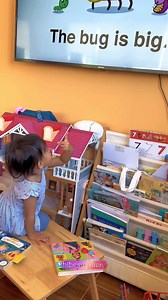 Grabe, mga Inay—this is why I believe exposure matters. Books everywhere. Words everywhere. Learning doesn’t have to be forced—sometimes, they just choose it on their own. ❤️ Kaya wag nating maliitin yung maliliit na seeds na tinatanim natin araw-araw. 🌱 One day, they’ll surprise us big time. | Bibong Pinay